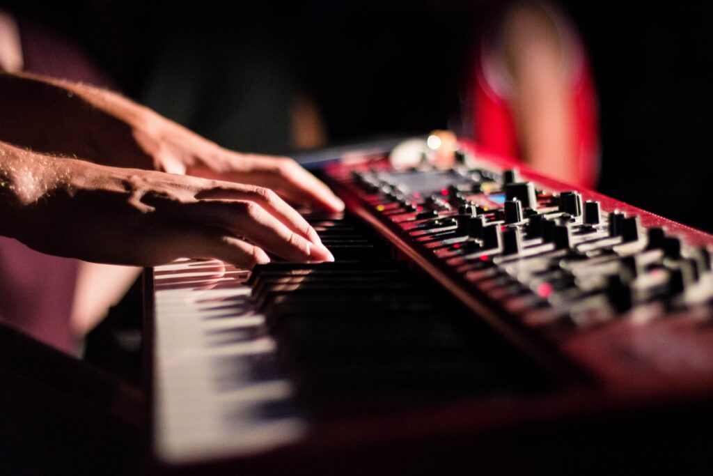 musico-louvor-igreja-local